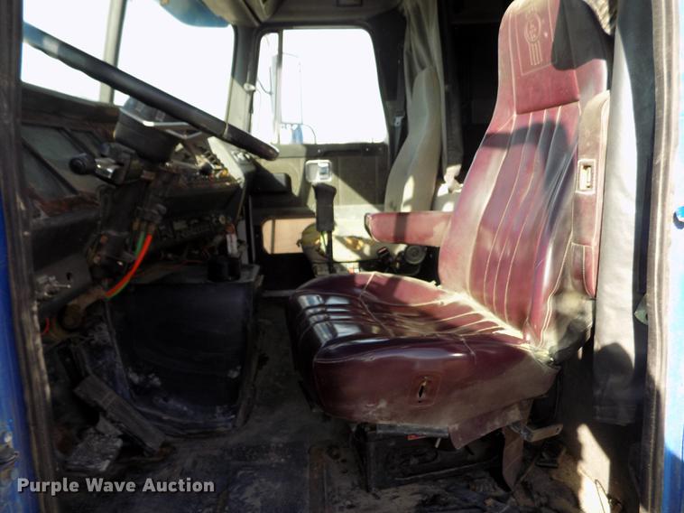 image for item FH9027 1996 Volvo WIA semi truck