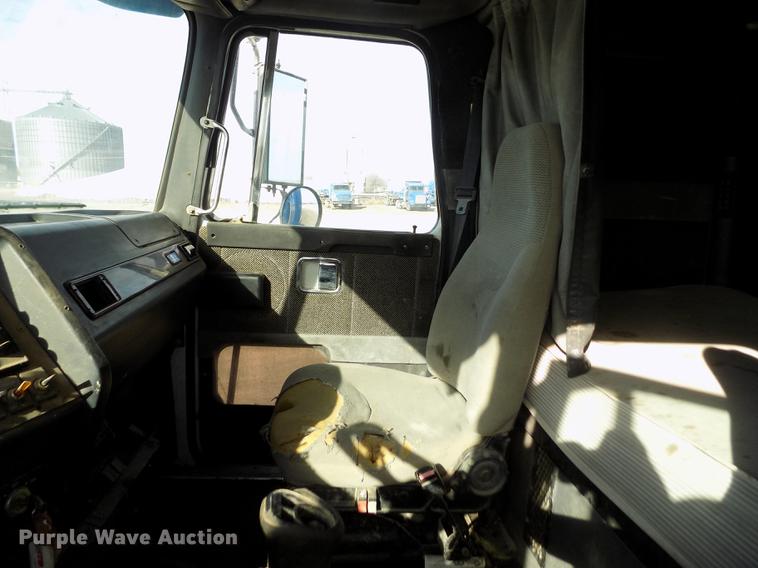 image for item FH9027 1996 Volvo WIA semi truck