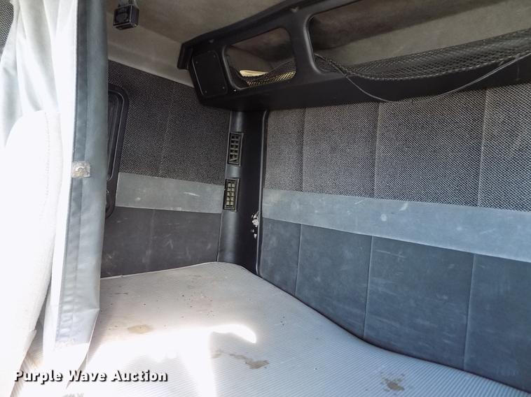 image for item FH9027 1996 Volvo WIA semi truck