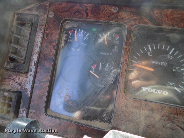 image for item FH9027 1996 Volvo WIA semi truck