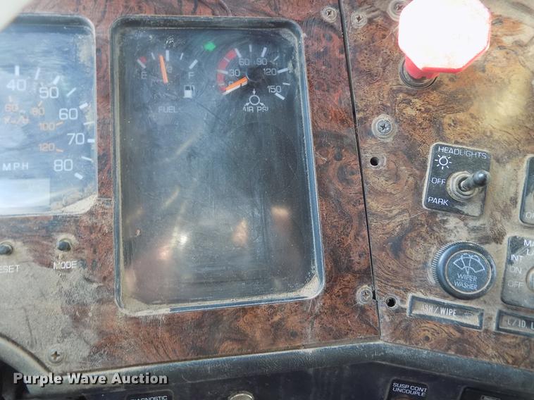 image for item FH9027 1996 Volvo WIA semi truck