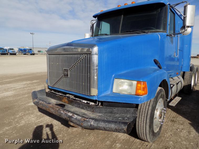 image for item FH9027 1996 Volvo WIA semi truck
