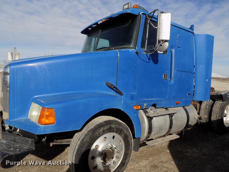 image for item FH9027 1996 Volvo WIA semi truck