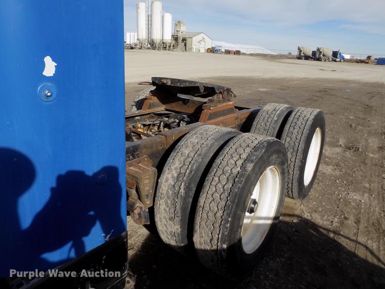 image for item FH9027 1996 Volvo WIA semi truck