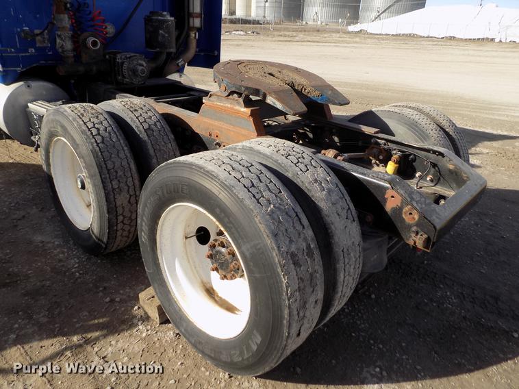 image for item FH9027 1996 Volvo WIA semi truck