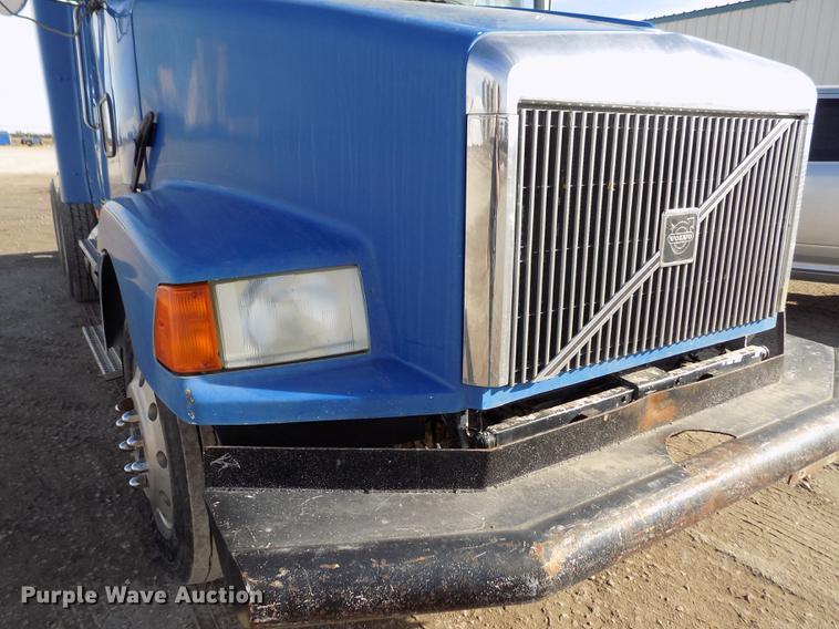 image for item FH9027 1996 Volvo WIA semi truck