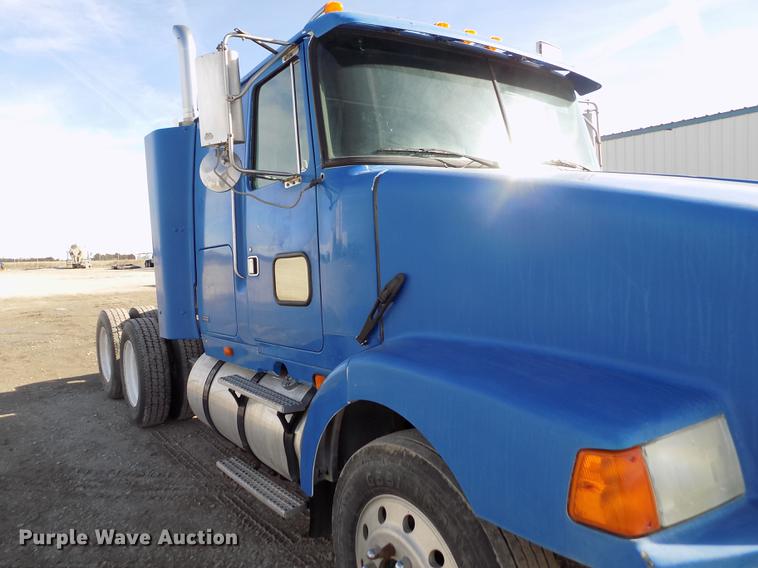 image for item FH9027 1996 Volvo WIA semi truck