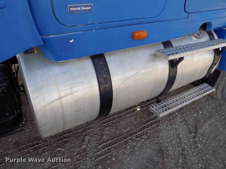 image for item FH9027 1996 Volvo WIA semi truck