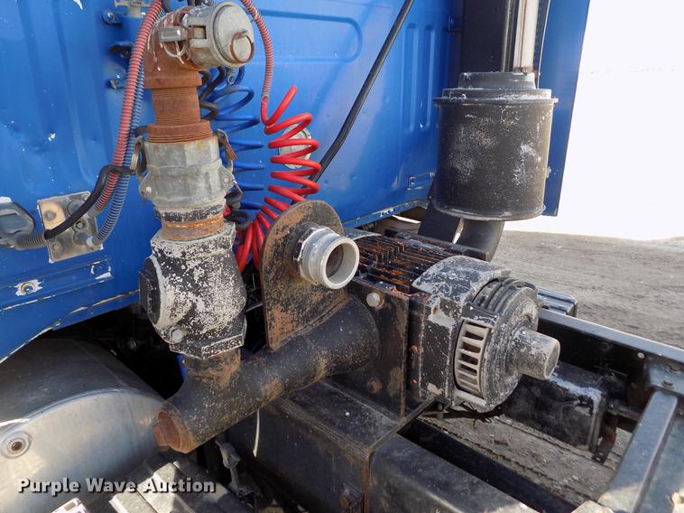 image for item FH9027 1996 Volvo WIA semi truck