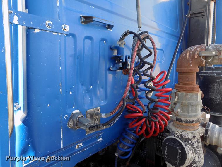 image for item FH9027 1996 Volvo WIA semi truck