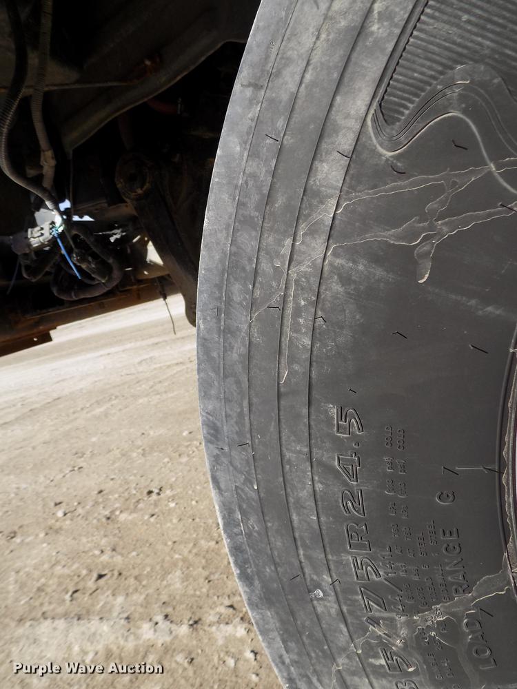 image for item FH9027 1996 Volvo WIA semi truck