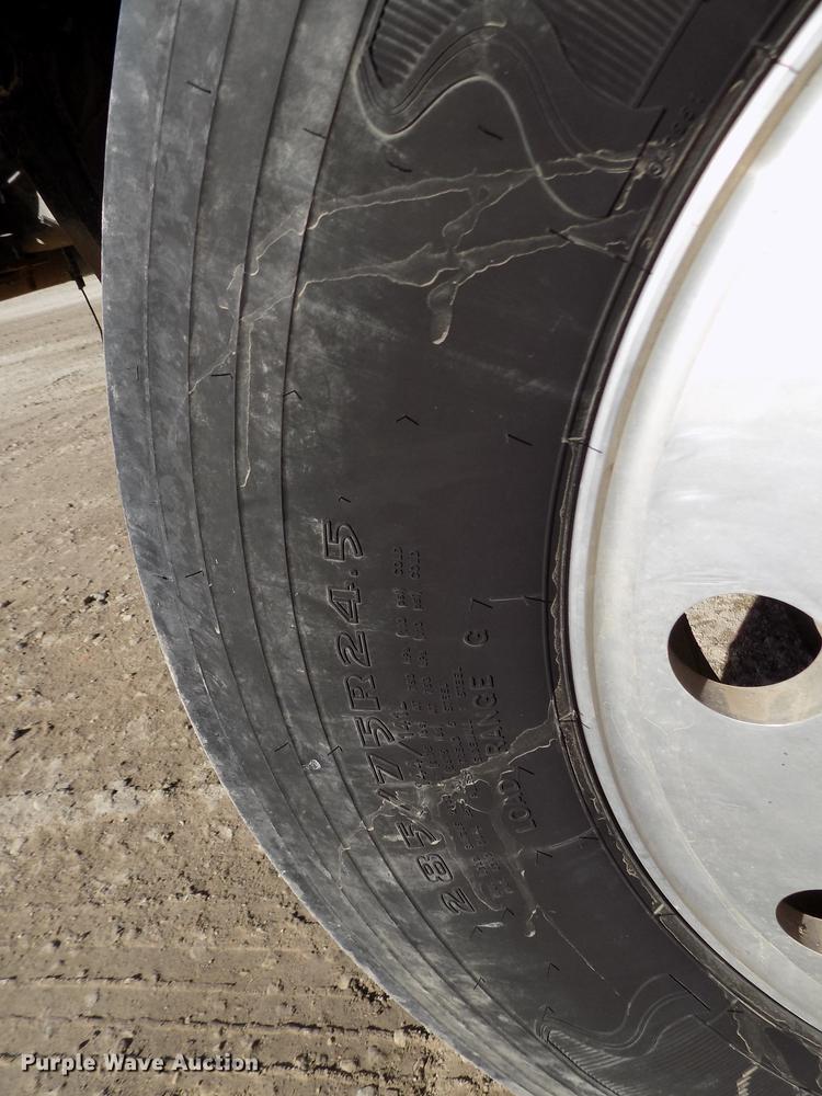 image for item FH9027 1996 Volvo WIA semi truck