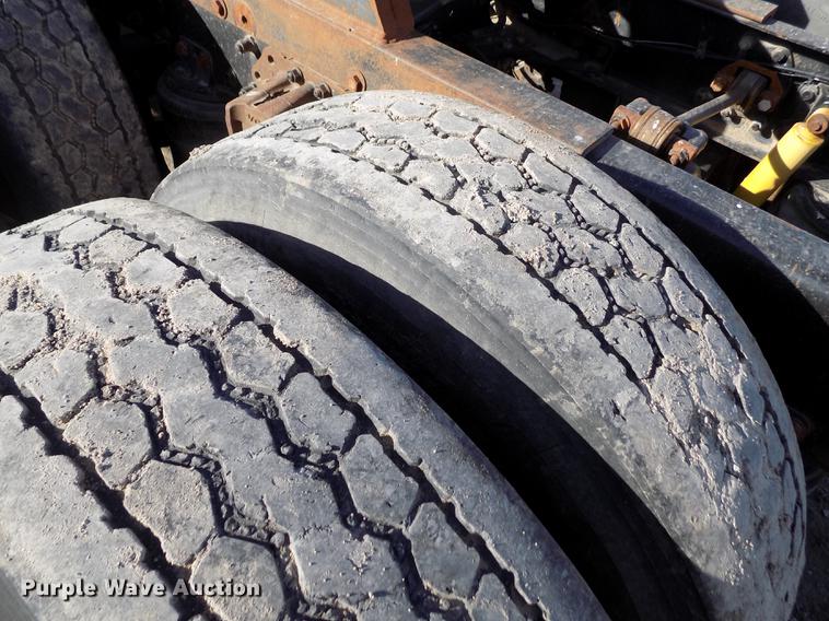 image for item FH9027 1996 Volvo WIA semi truck