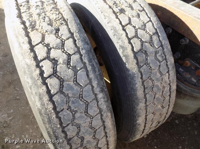 image for item FH9027 1996 Volvo WIA semi truck