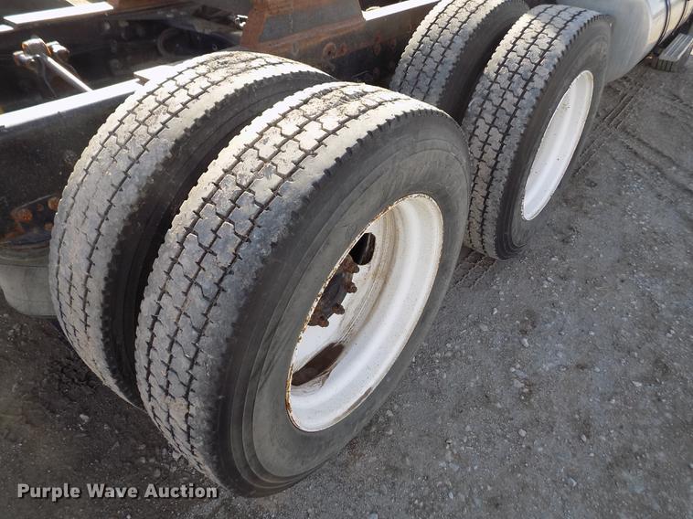 image for item FH9027 1996 Volvo WIA semi truck