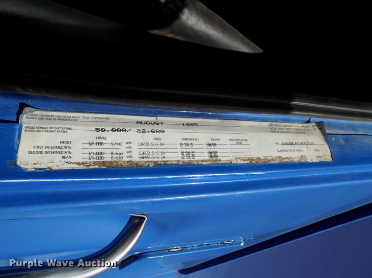 image for item FH9027 1996 Volvo WIA semi truck