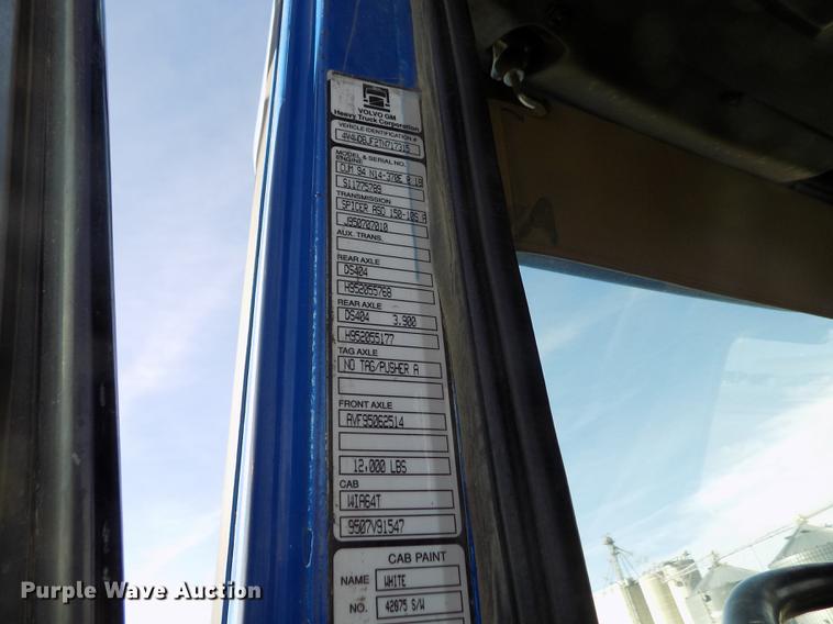 image for item FH9027 1996 Volvo WIA semi truck