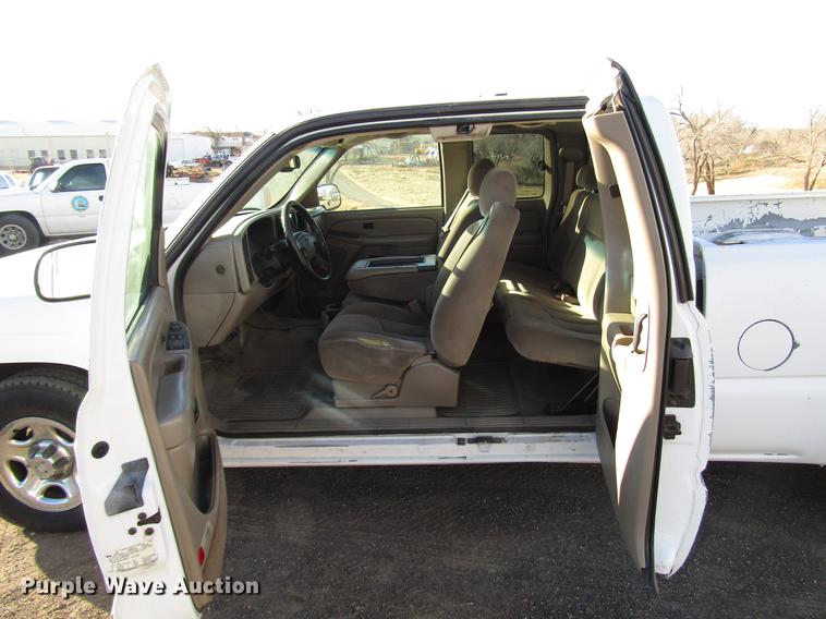 image for item DB6890 2004 GMC Sierra 1500 Ext. Cab pickup truck