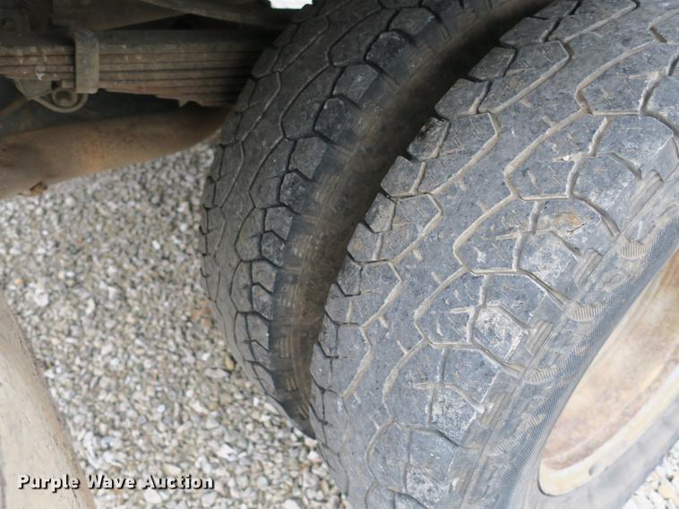 image for item DB8837 1999 Ford F350 Super Duty flatbed pickup truck