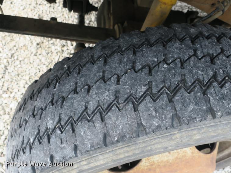 image for item DB8838 2002 Ford F550 XL flatbed truck