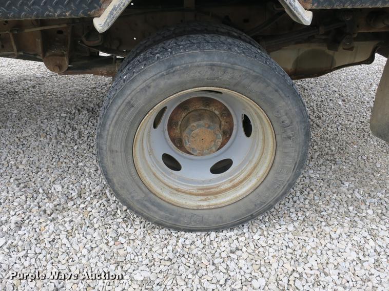 image for item DB8838 2002 Ford F550 XL flatbed truck
