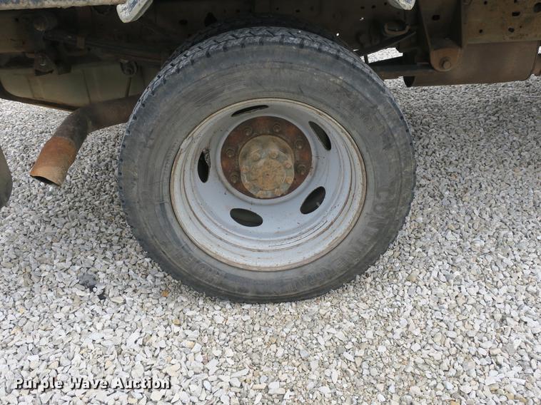 image for item DB8838 2002 Ford F550 XL flatbed truck