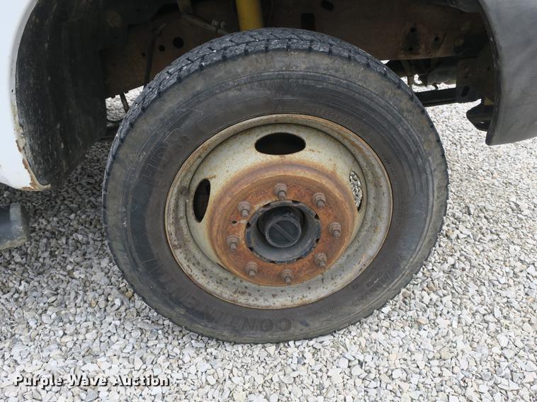 image for item DB8838 2002 Ford F550 XL flatbed truck