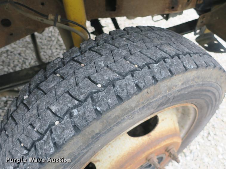 image for item DB8838 2002 Ford F550 XL flatbed truck