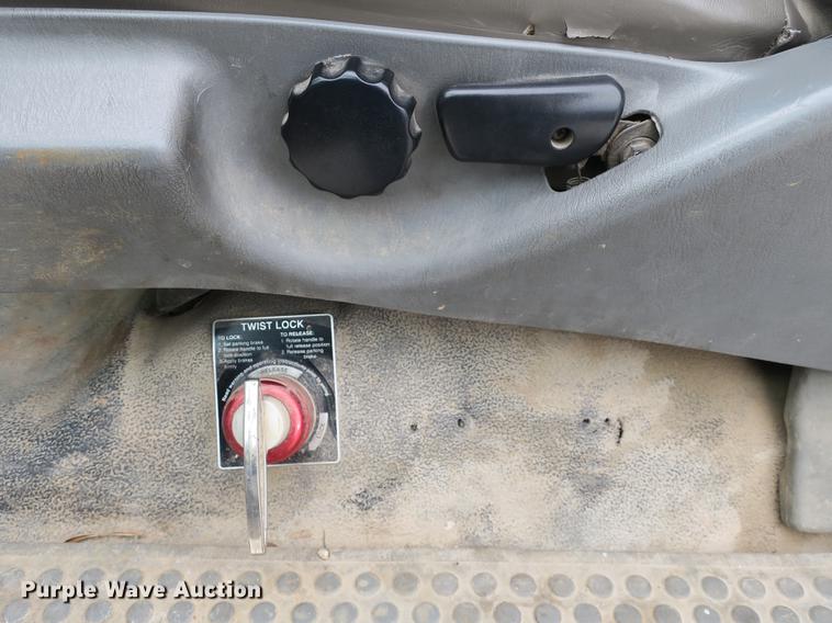 image for item DB8838 2002 Ford F550 XL flatbed truck