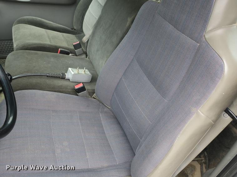 image for item DB8838 2002 Ford F550 XL flatbed truck