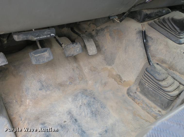 image for item DB8838 2002 Ford F550 XL flatbed truck