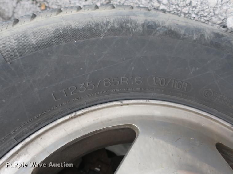 image for item DB8906 2003 Ford F350 Super Duty utility bed pickup truck