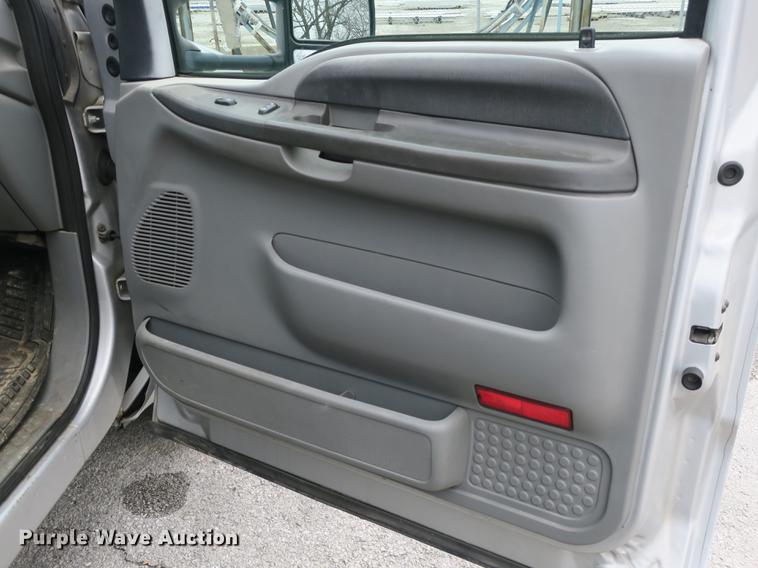 image for item DB8906 2003 Ford F350 Super Duty utility bed pickup truck