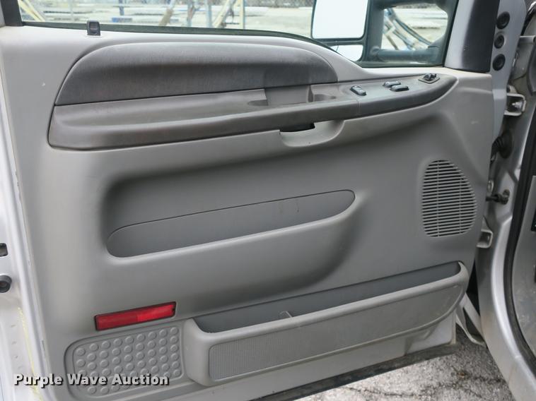 image for item DB8906 2003 Ford F350 Super Duty utility bed pickup truck