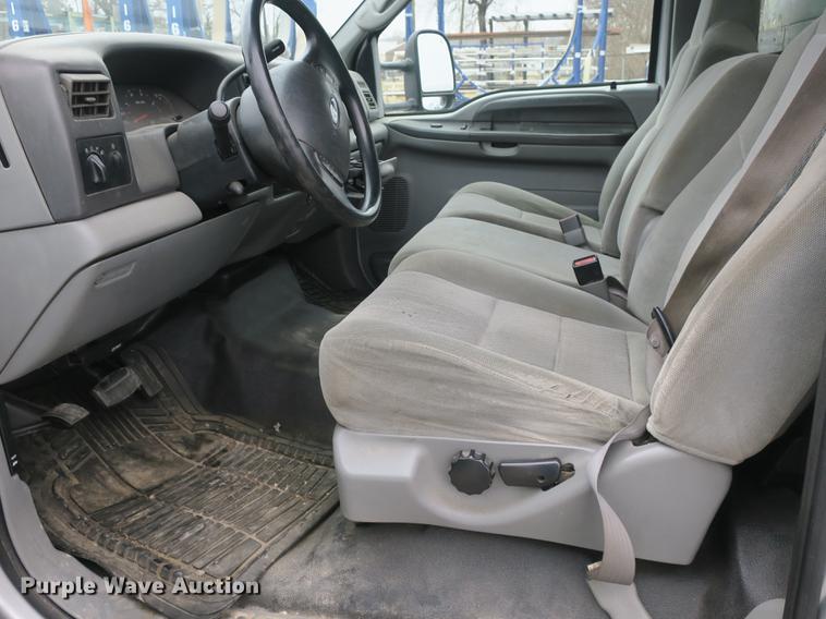 image for item DB8906 2003 Ford F350 Super Duty utility bed pickup truck