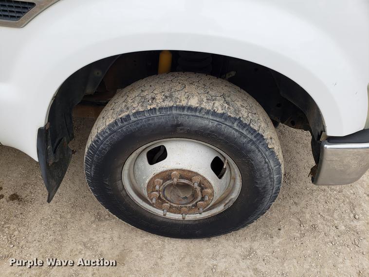 image for item DD4022 2008 Ford F350 Super Duty flatbed pickup truck