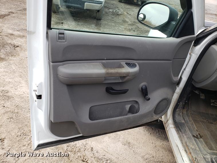 image for item DD4069 2008 Chevrolet Silverado 2500HD Ext. Cab flatbed pickup truck