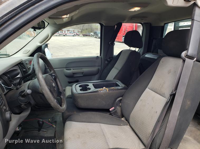 image for item DD4069 2008 Chevrolet Silverado 2500HD Ext. Cab flatbed pickup truck