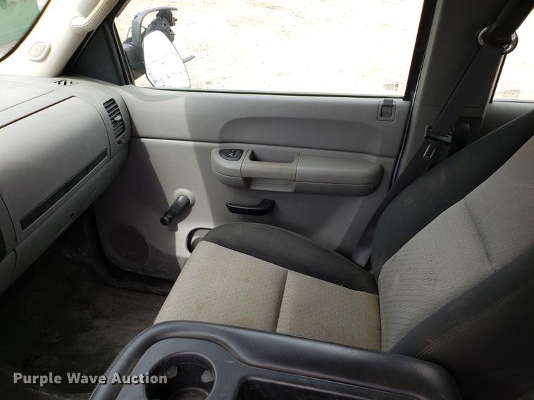 image for item DD4069 2008 Chevrolet Silverado 2500HD Ext. Cab flatbed pickup truck