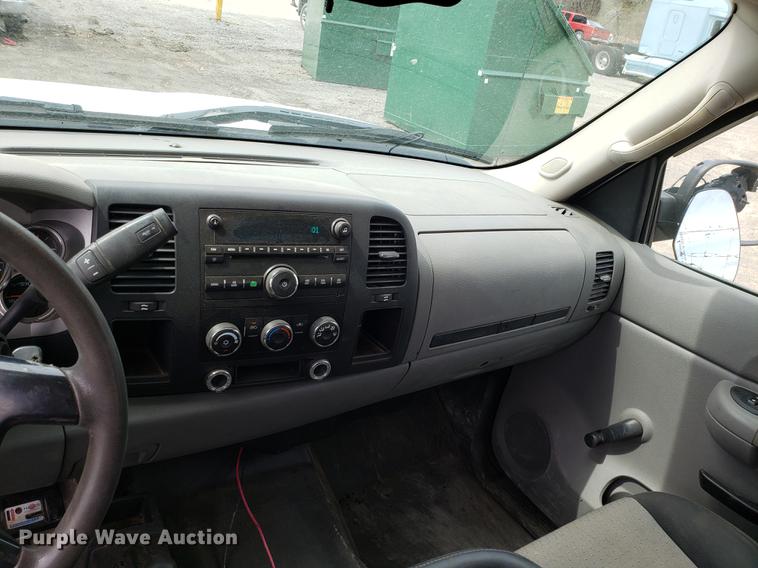 image for item DD4069 2008 Chevrolet Silverado 2500HD Ext. Cab flatbed pickup truck