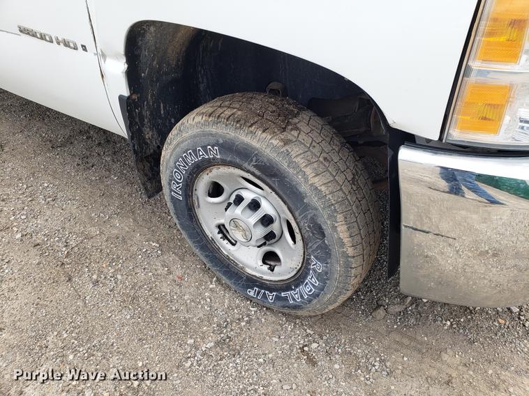 image for item DD4069 2008 Chevrolet Silverado 2500HD Ext. Cab flatbed pickup truck