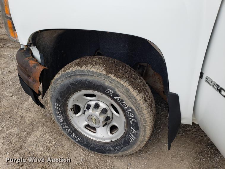 image for item DD4069 2008 Chevrolet Silverado 2500HD Ext. Cab flatbed pickup truck