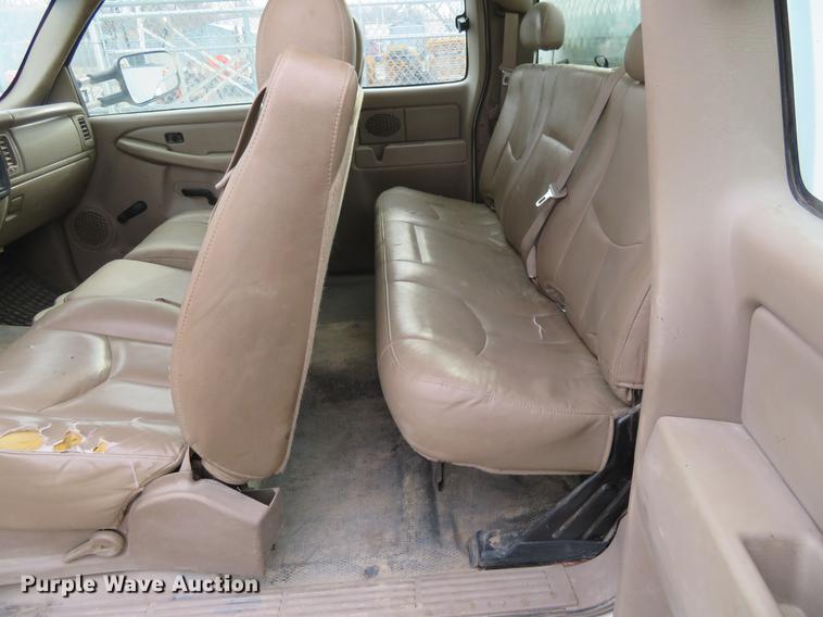 image for item DD6930 2006 Chevrolet Silverado 3500 Ext. Cab utility bed pickup truck