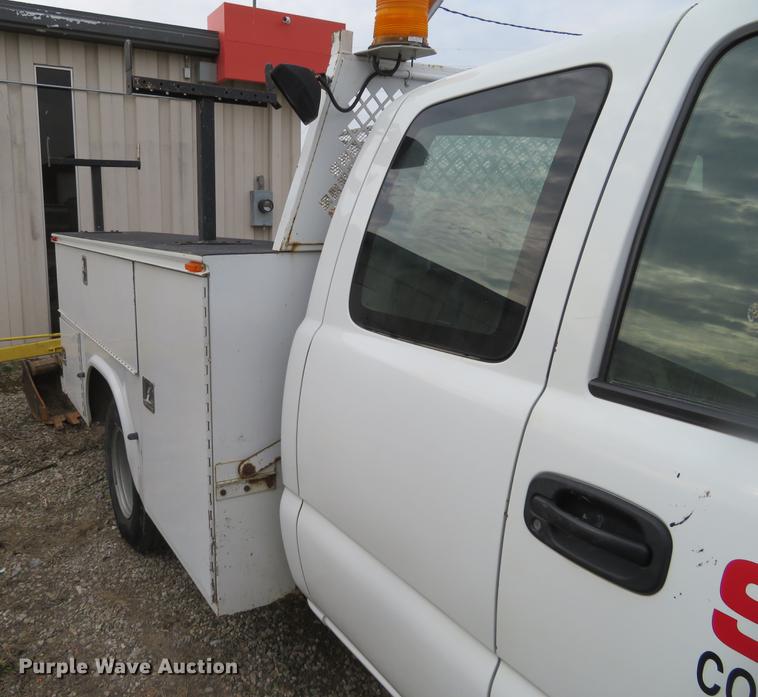 image for item DD6930 2006 Chevrolet Silverado 3500 Ext. Cab utility bed pickup truck