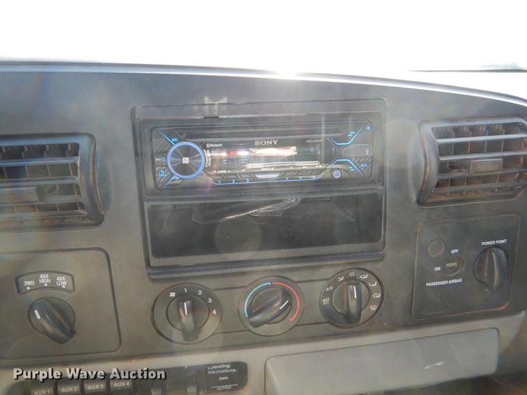 image for item DE0083 2007 Ford F350 Super Duty XL SuperCab flatbed pickup truck