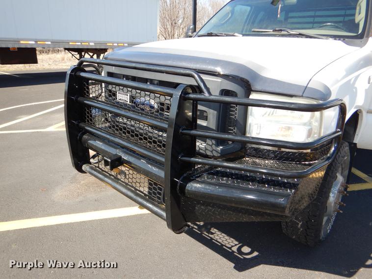 image for item DE0083 2007 Ford F350 Super Duty XL SuperCab flatbed pickup truck