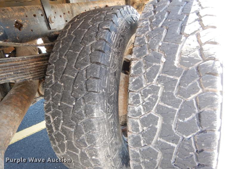 image for item DE0083 2007 Ford F350 Super Duty XL SuperCab flatbed pickup truck