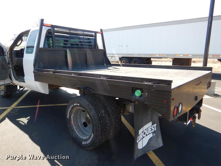 image for item DE0083 2007 Ford F350 Super Duty XL SuperCab flatbed pickup truck