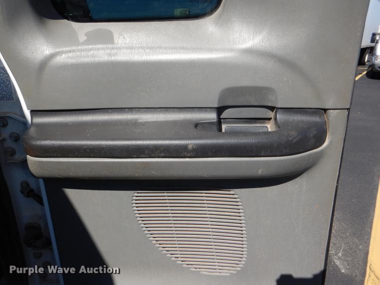 image for item DE0083 2007 Ford F350 Super Duty XL SuperCab flatbed pickup truck