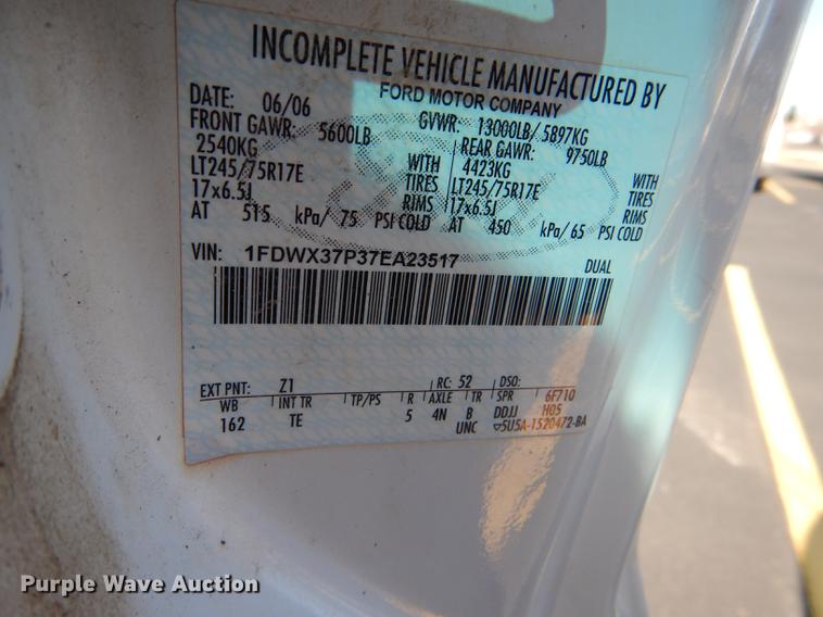 image for item DE0083 2007 Ford F350 Super Duty XL SuperCab flatbed pickup truck